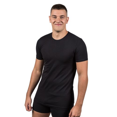 Un hombre de frente con una camiseta interior de color negra