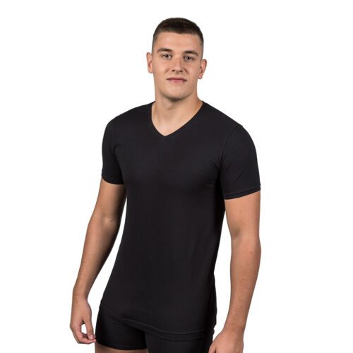 Un hombre de frente con una camiseta interior de color negro