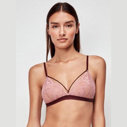 Una mujer de frente con un sujetador de color rosa